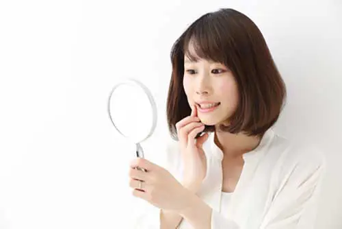 手鏡で歯並びを見る人