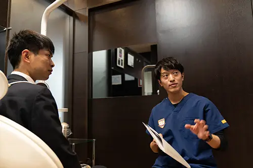 説明をする歯科医師