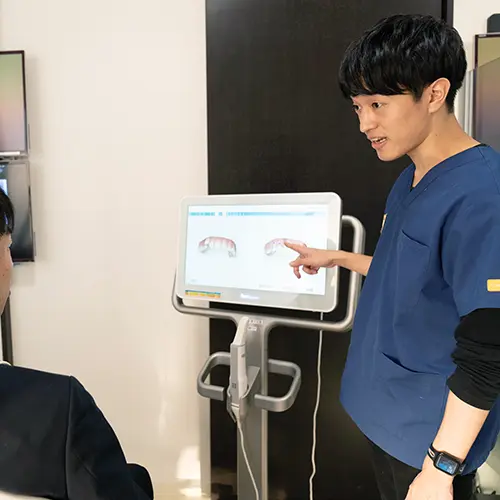 矯正シミュレーション画像を説明する歯科医師