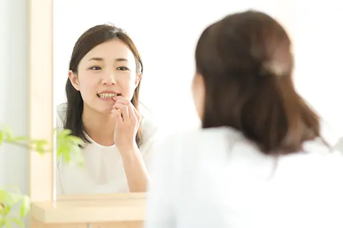 ワイヤー矯正中の女性