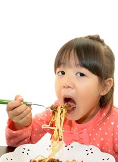 パスタを食べる子供