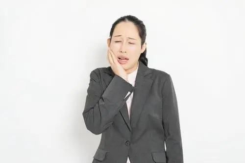 歯が痛い人のイメージ