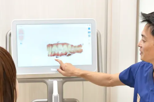歯や歯並びをモニター上で確認することができます