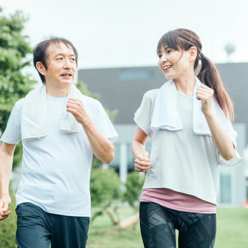 ウォーキングをする男女