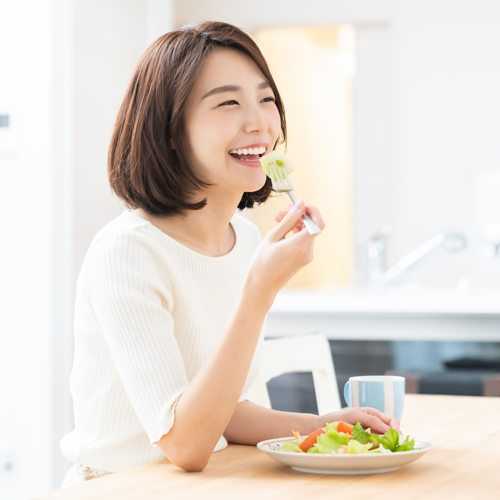 バランスのとれた食事を摂る女性