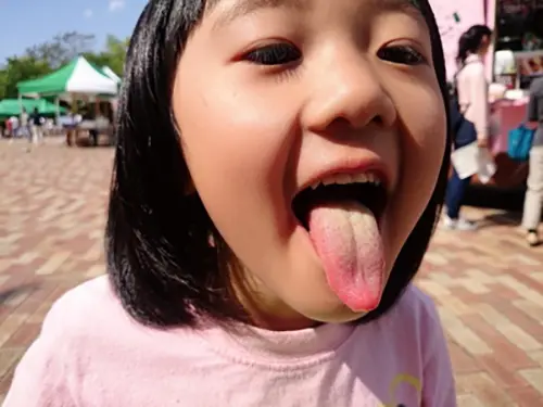 舌を出す幼児