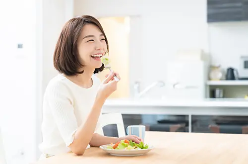 正しい咬み合わせで食事を楽しむイメージ