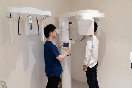 セファログラムで骨格と歯の位置関係を精密に検査するイメージ