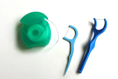 歯間ブラシとデンタルフロスを使ったケアのイメージ