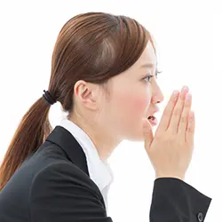 話しかける女性