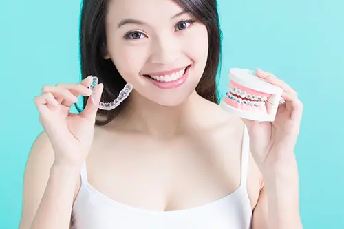 複数の矯正装置を持った女性