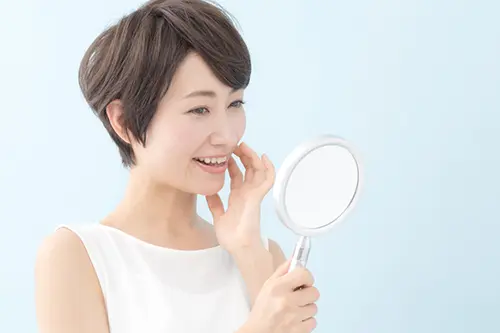 口元を確認する女性