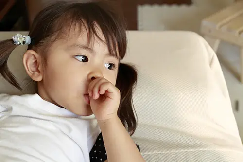幼少期の癖が歯並びに影響するイメージ