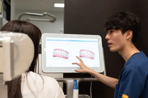 歯並びを説明する歯科医師