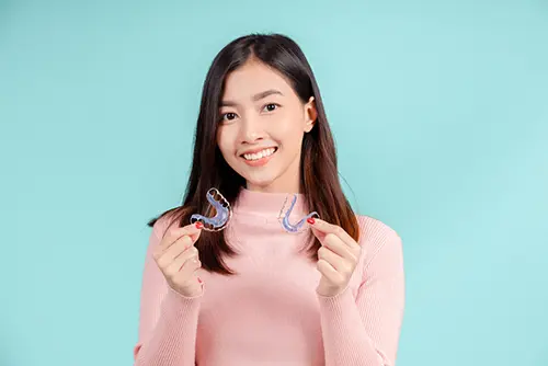 リテーナーを手に持つ人