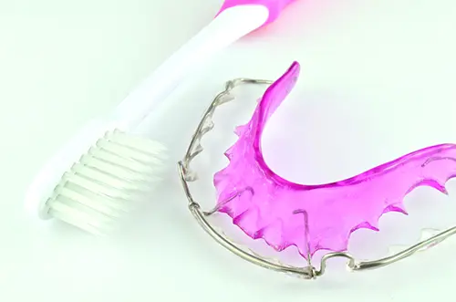 リテーナーと歯ブラシ