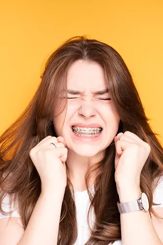 矯正の痛みで発狂する人