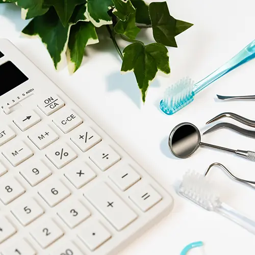 歯列矯正の費用について説明する歯科医師のイメージ