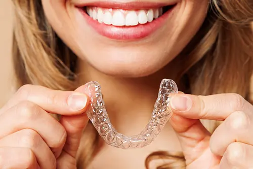 透明なマウスピース型矯正装置のイメージ