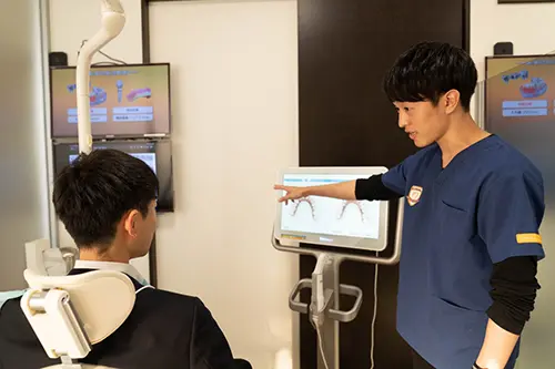 治療計画について丁寧に説明する歯科医師のイメージ