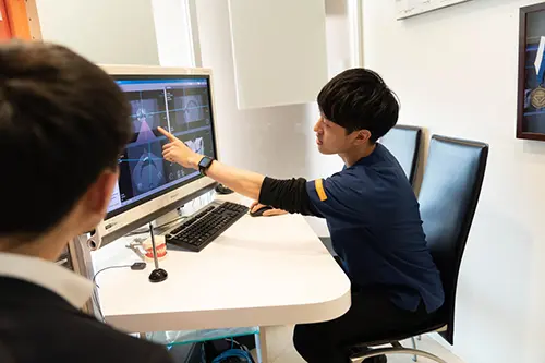 歯科医院でカウンセリングを受ける患者のイメージ