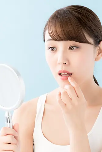 矯正治療を検討する女性