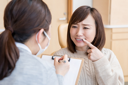 噛み合わせの確認をする歯科医師