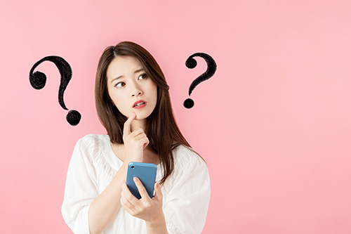 リスクについて説明する歯科医師