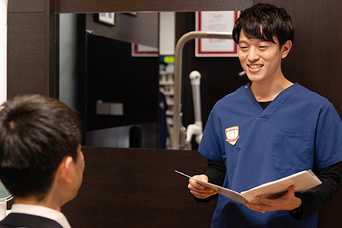 矯正治療について相談する患者と歯科医師