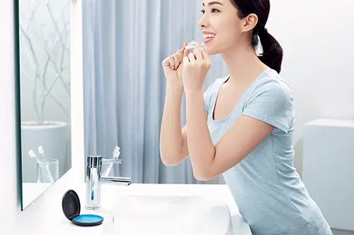 透明なマウスピースを装着して笑顔の女性のイメージ
