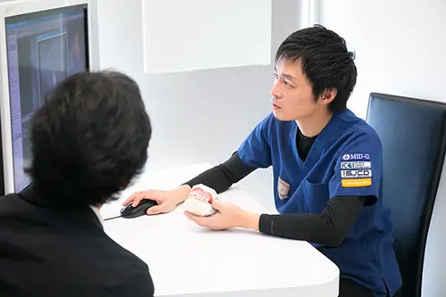 歯科医師がカウンセリングで丁寧に説明するイメージ