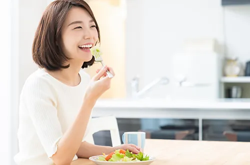 出っ歯を治療して美しい口元と自信のある笑顔を手に入れた女性