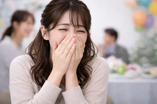 笑うときに無意識に口元を手で隠す人