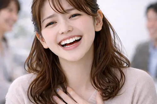 口を開けて笑う歯並びの良い人