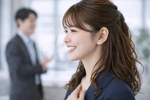 リクルートスーツの清潔な女性