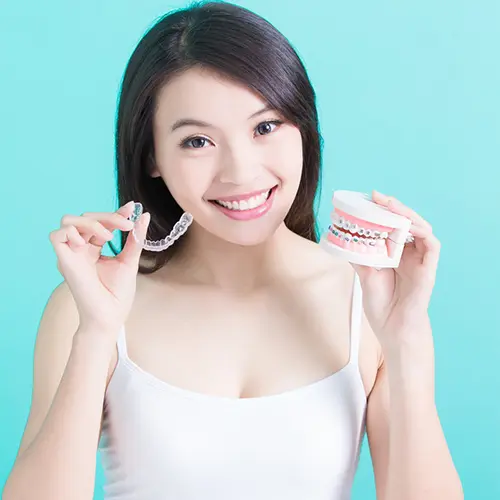 ワイヤー矯正とマウスピース矯正を比較するイメージ