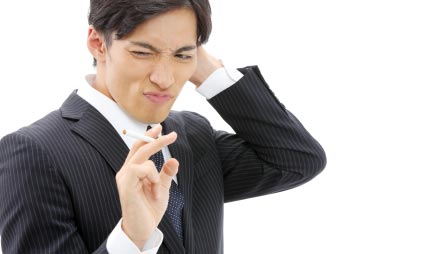 喫煙している男性