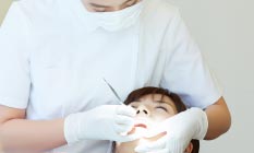 歯の治療を受けている子ども